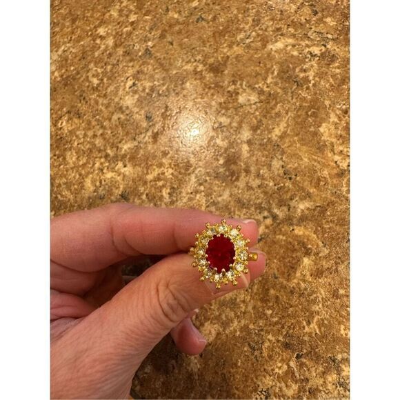 Woman’s vintage ring with golden with red gemstone - Picture 2 of 4